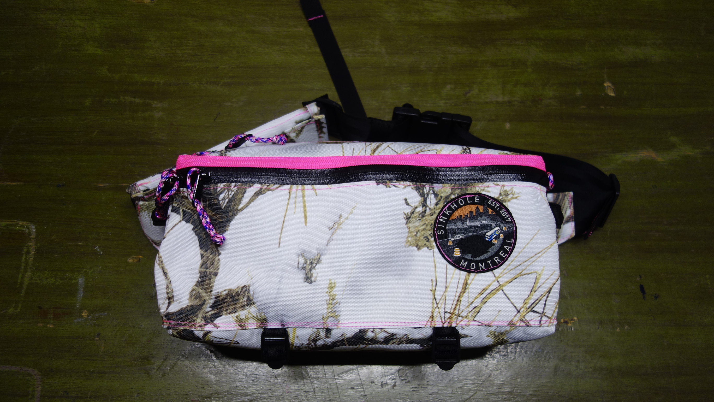 XL fannypack with a snow realtree camo pattern